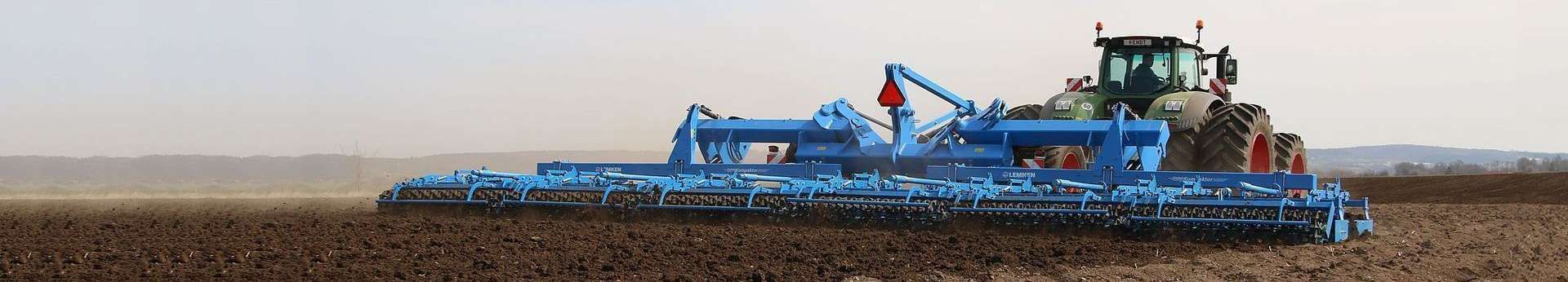 Kompaktor agregat uprawowy firmy lemken z ciągnikiem Fendt Agregat Kompaktor firmy lemken z ciągnikiem Fendt podczas uprawy pola pod siew Korbanek.pl