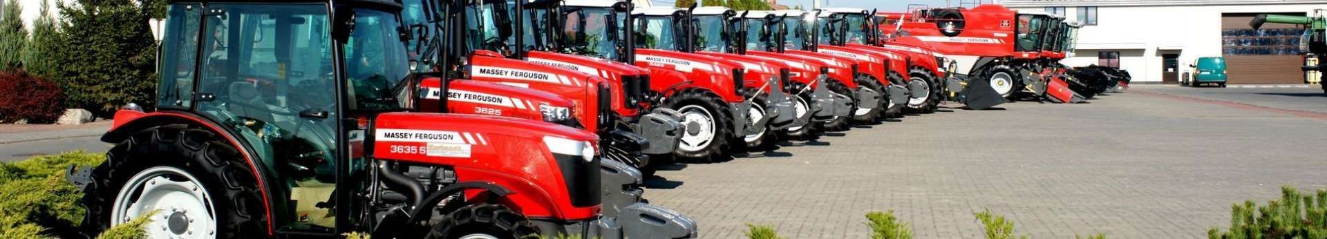 Szereg ciągników Massey Ferguson zaprezentowanych na placu maszyn spółki Korbanek 