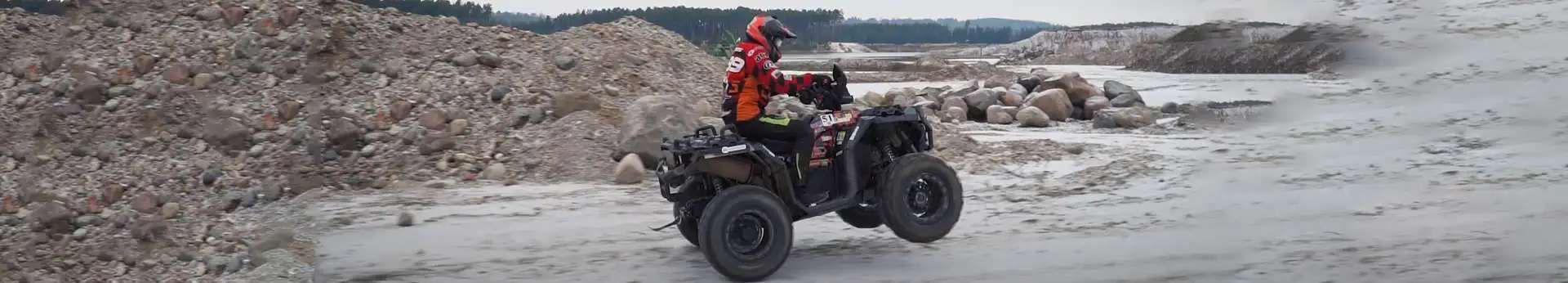 Quad jadący w wąwozie Polaris 1000 dostępny na stronie www.korbanek.pl