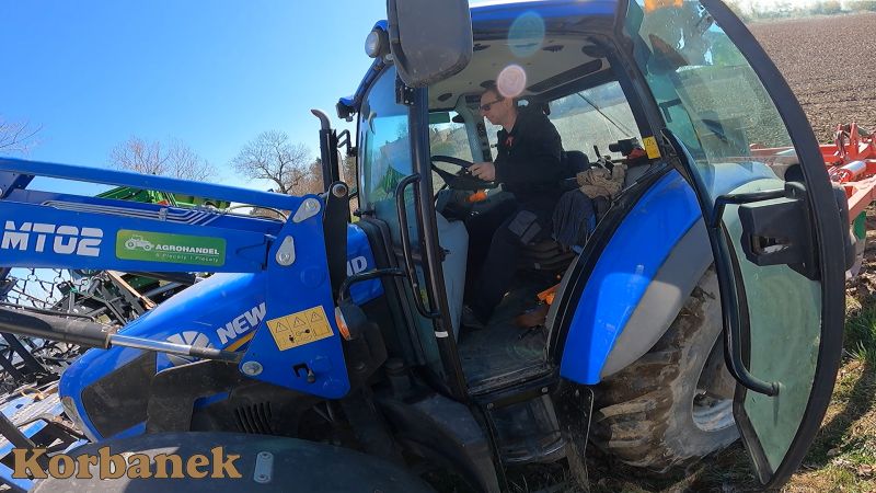 Pan Tomasz jest użytkownikiem ciągnika New Holland, za pomocą któego także odbywał się rozładunek