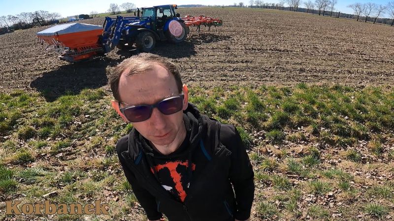 Pan Tomasz ze swoim nowym nabytkiem kupionym dzięki programowi modernizacji