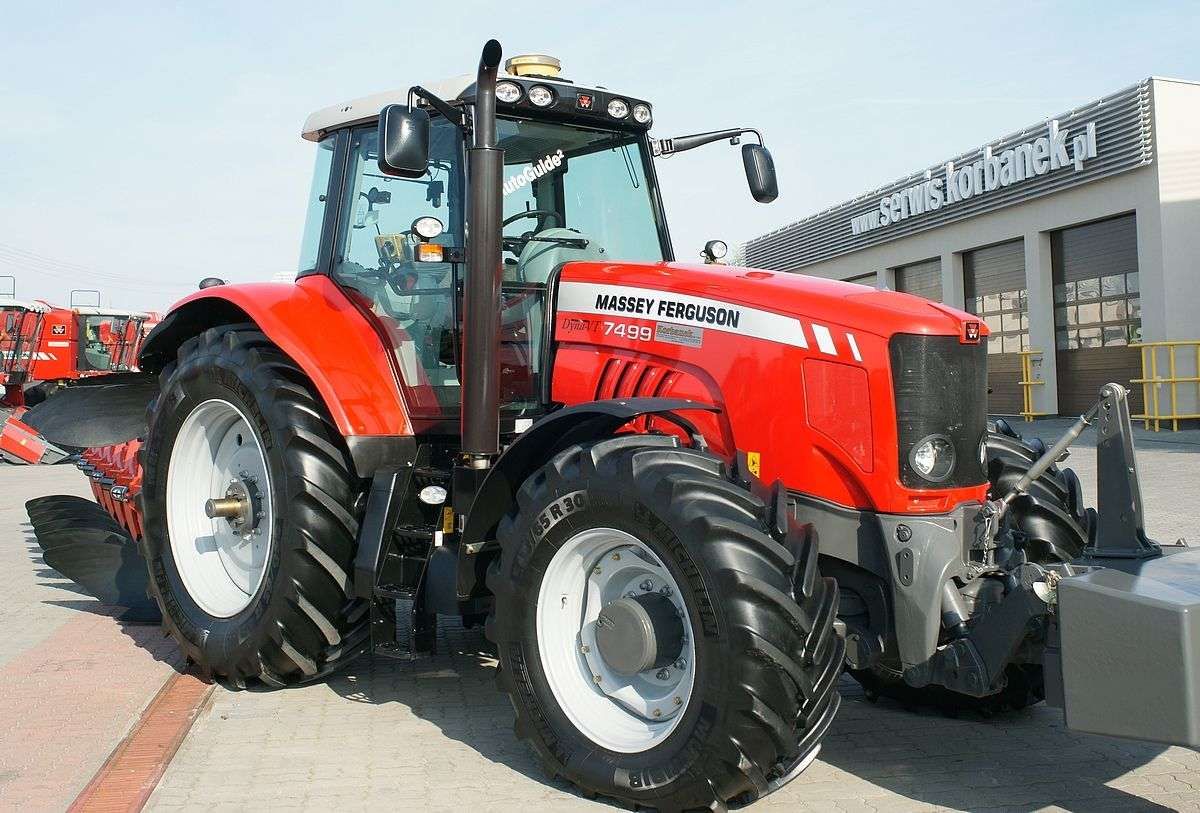 ciągnik rolniczy Massey Ferguson 7499 z pługiem obrotowym Gregoire Besson przed firmą korbanek