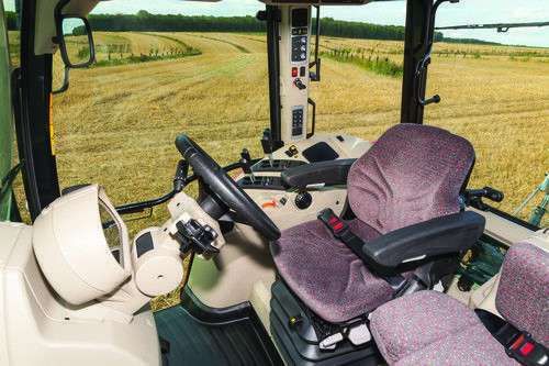 Widok z kabiny w ciągniku Massey Ferguson 6600