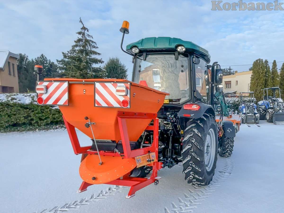 Posypywarka Dexwall z ciągnikiem Arbos 