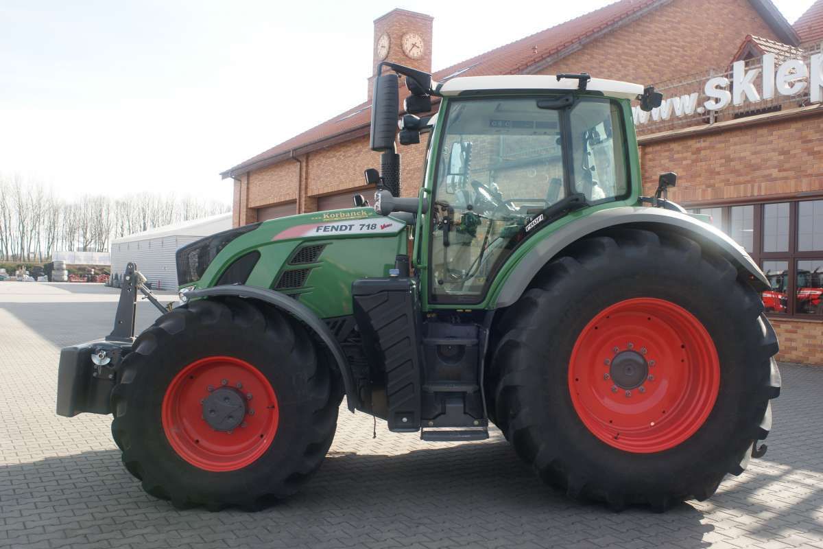 Ciągnik rolniczy Fendt 700 Vario na placy Korbanek