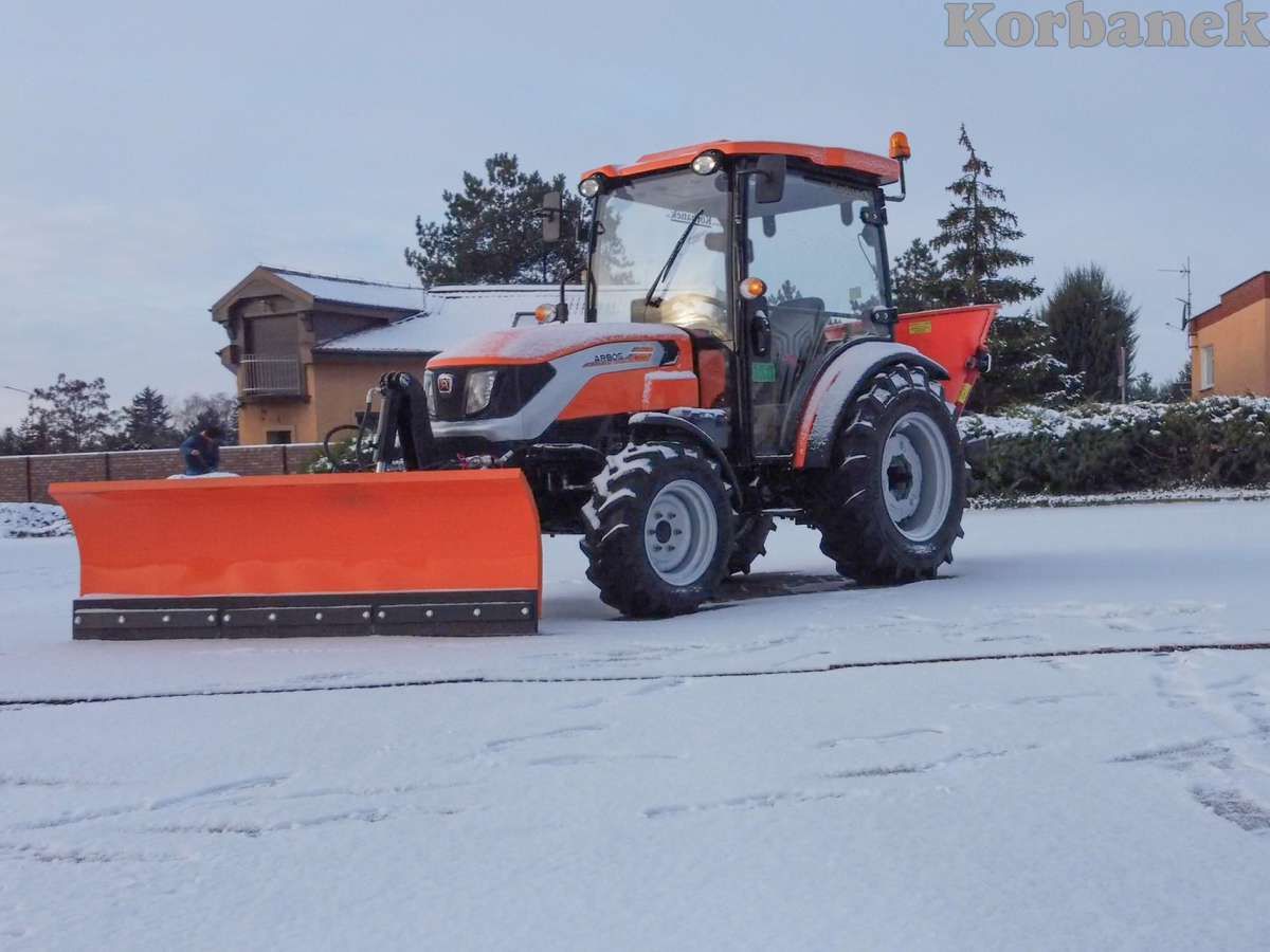 Ciągnik Arbos na placu Korbanka