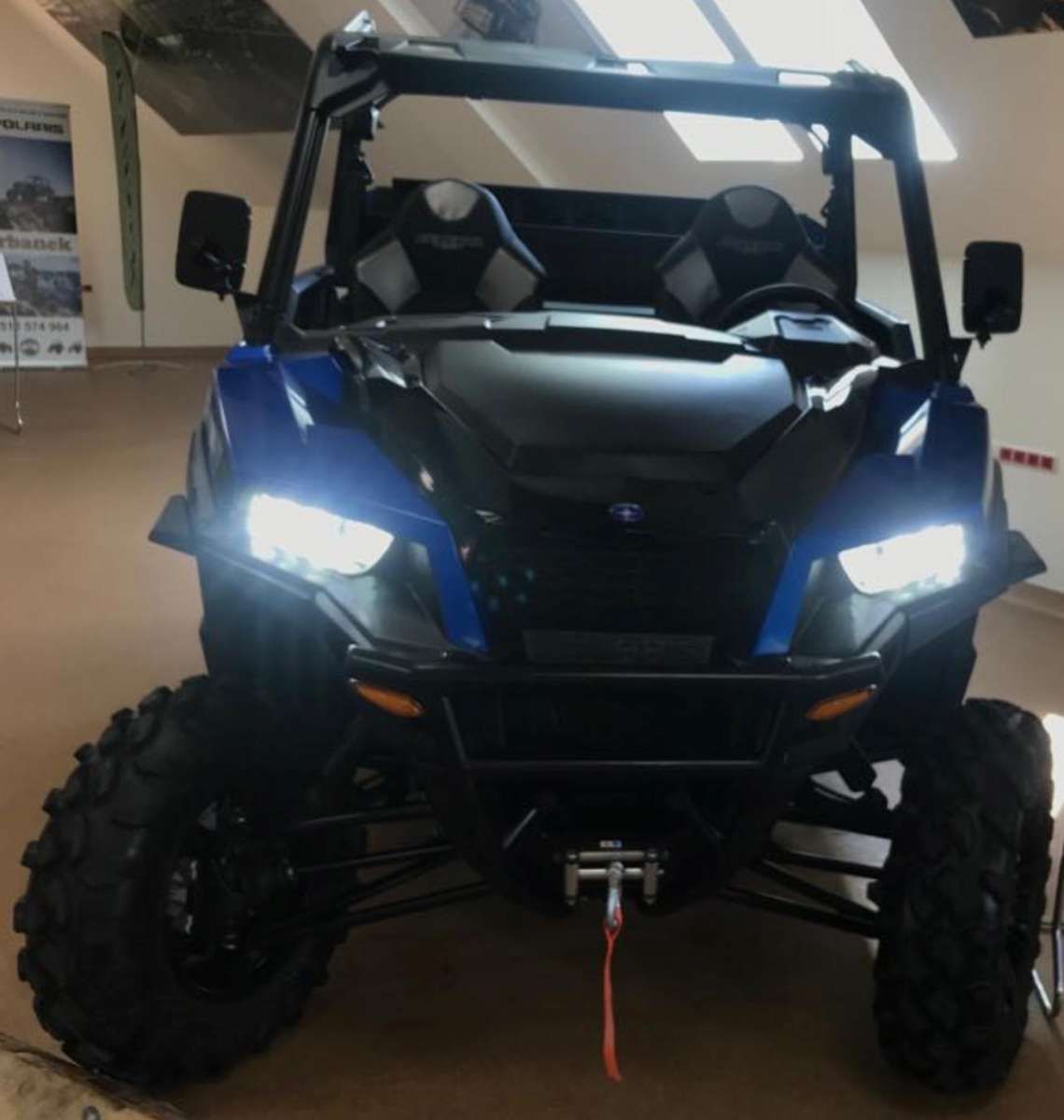 Ciągnik rolniczy General 1000 XP Polaris w kolorze niebieski