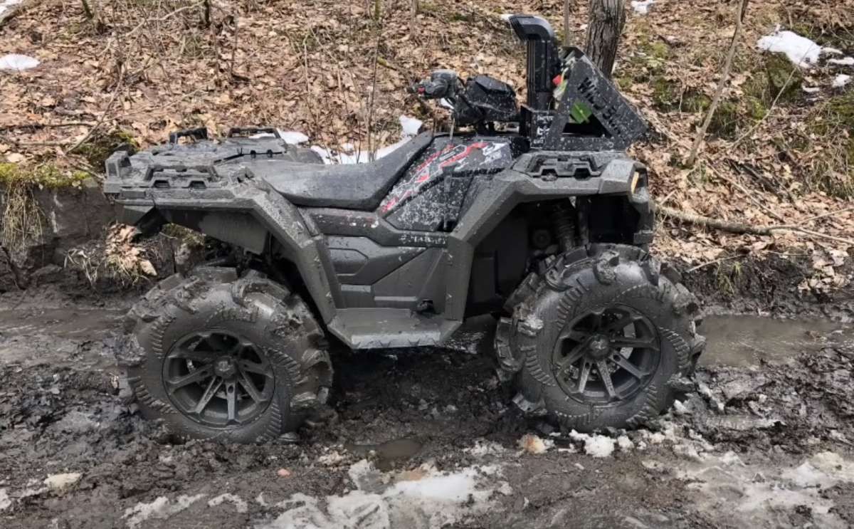 Pojazd w terenie podczas rajdu Polaris Sportsman XP 1000 LE FALCON