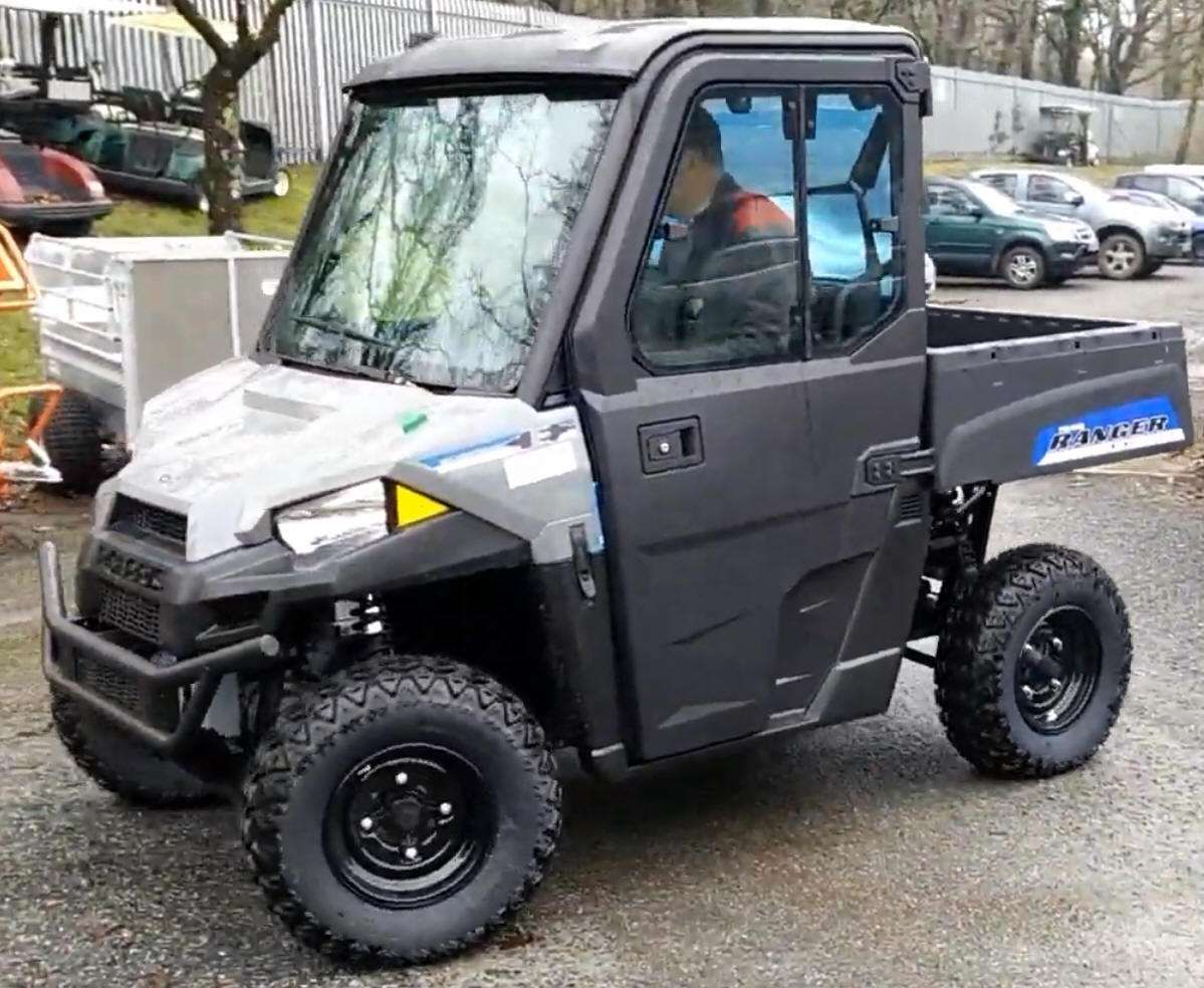 Polaris Ranger EV pojazd na akumulatory klatka bezpeczeństwa wersja dla dwóch osób pasy bepieczeństwa klasyczna kierownica Korbanek