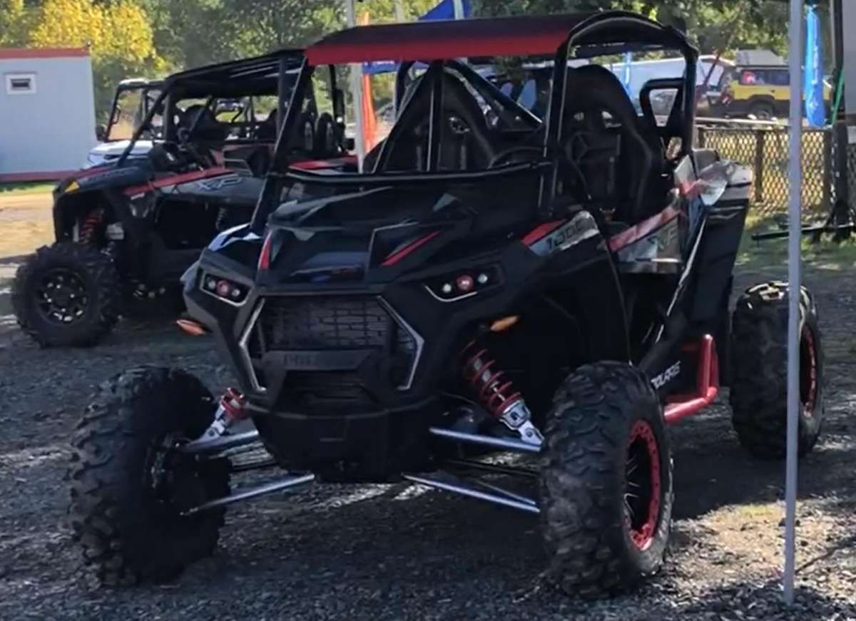 Polaris RZR 1000 S kolor czarny z dodatkiem czerwonego pasy bezpieczeństwa korbanek.pl