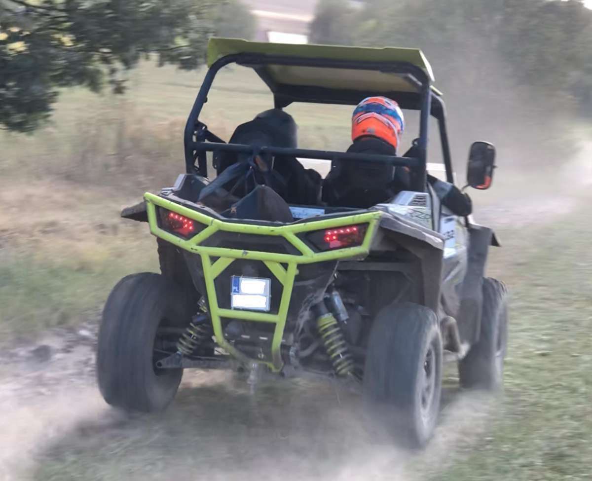 mały quad z ramą Polaris RZR 900 w terenie