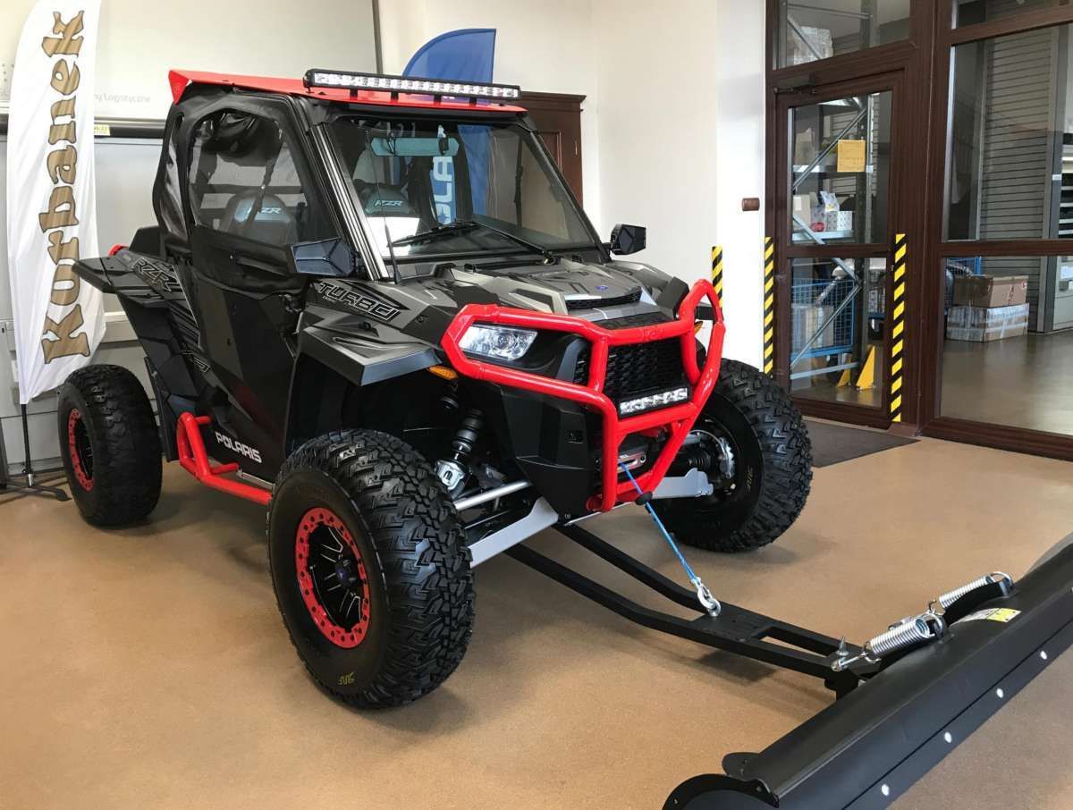 Ciągnik rolniczy POLARIS RZR XP TURBO SPORT Korbanek.pl podczas jazdy w terenie