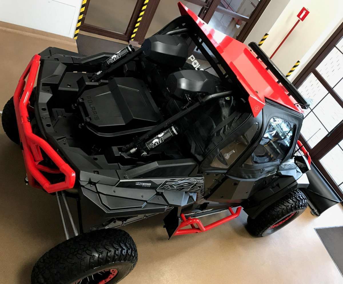Ciągnik rolniczy POLARIS RZR XP TURBO SPORT Korbanek.pl podczas jazdy w terenie