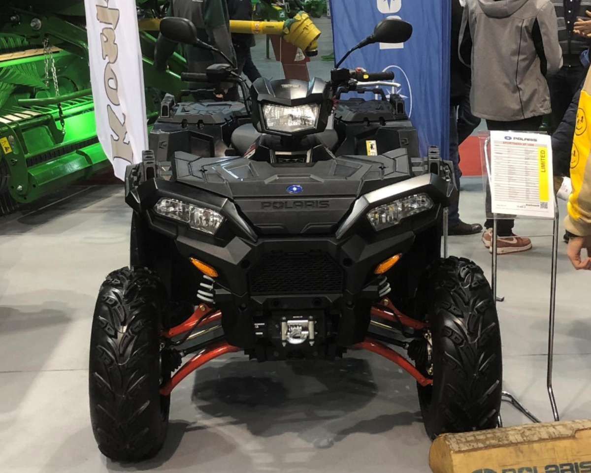 Polaris Sportsman 1000 XP BLACK kontrola zjazdu ADC kolor czerwony wspomaganie kierownicy EPS wyciągarka 2500 LB linka stalowa felgi aluminiowe