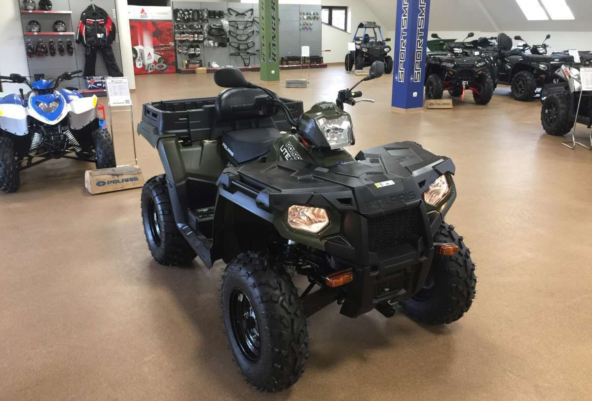 Polaris Sportsman 2X 570 Polaris Sportsman 2X 570 paka załadunkowa napęd 4x4 2x4 Turf rozpięcie tylnej osi kontrola zjazdu ADC EPS wspomaganie kierowniczy felgi stalowe wersja dla dwóch osób dodatkowy reflektor w kierownicy Korbanek.pl