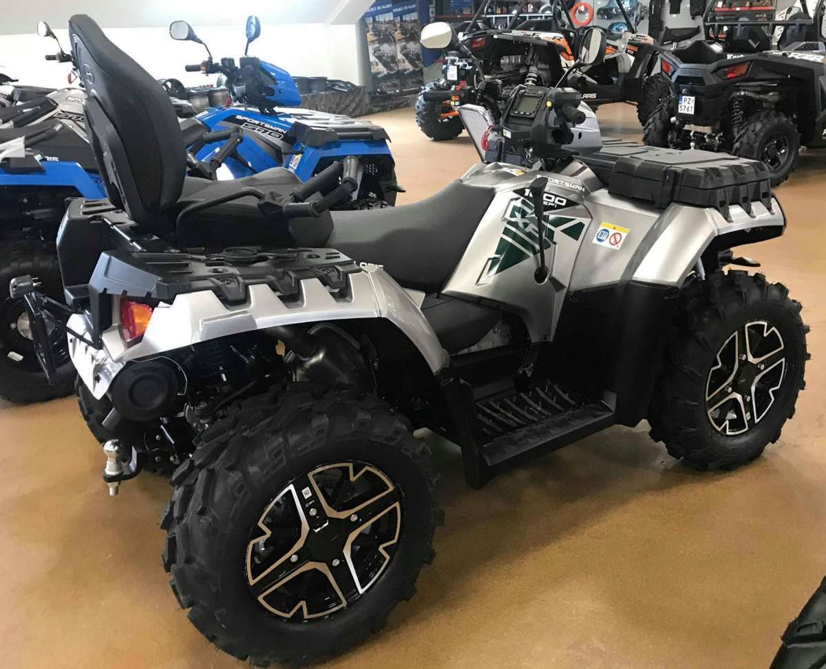 Touring 1000 XP Polaris Sportsman Wersja dla dwóch osób kolor srebrny felgi aluminiowe oparcie dla pasażera klasyczna kierownica motocyklowa