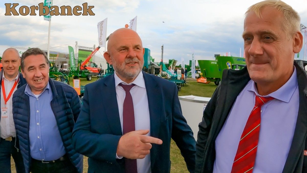 Paweł Korbanek na targach rozmawia z Klientami