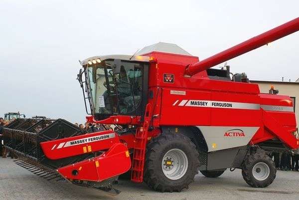 Massey Ferguson Activa S z hederem na placu gotowy do pracy