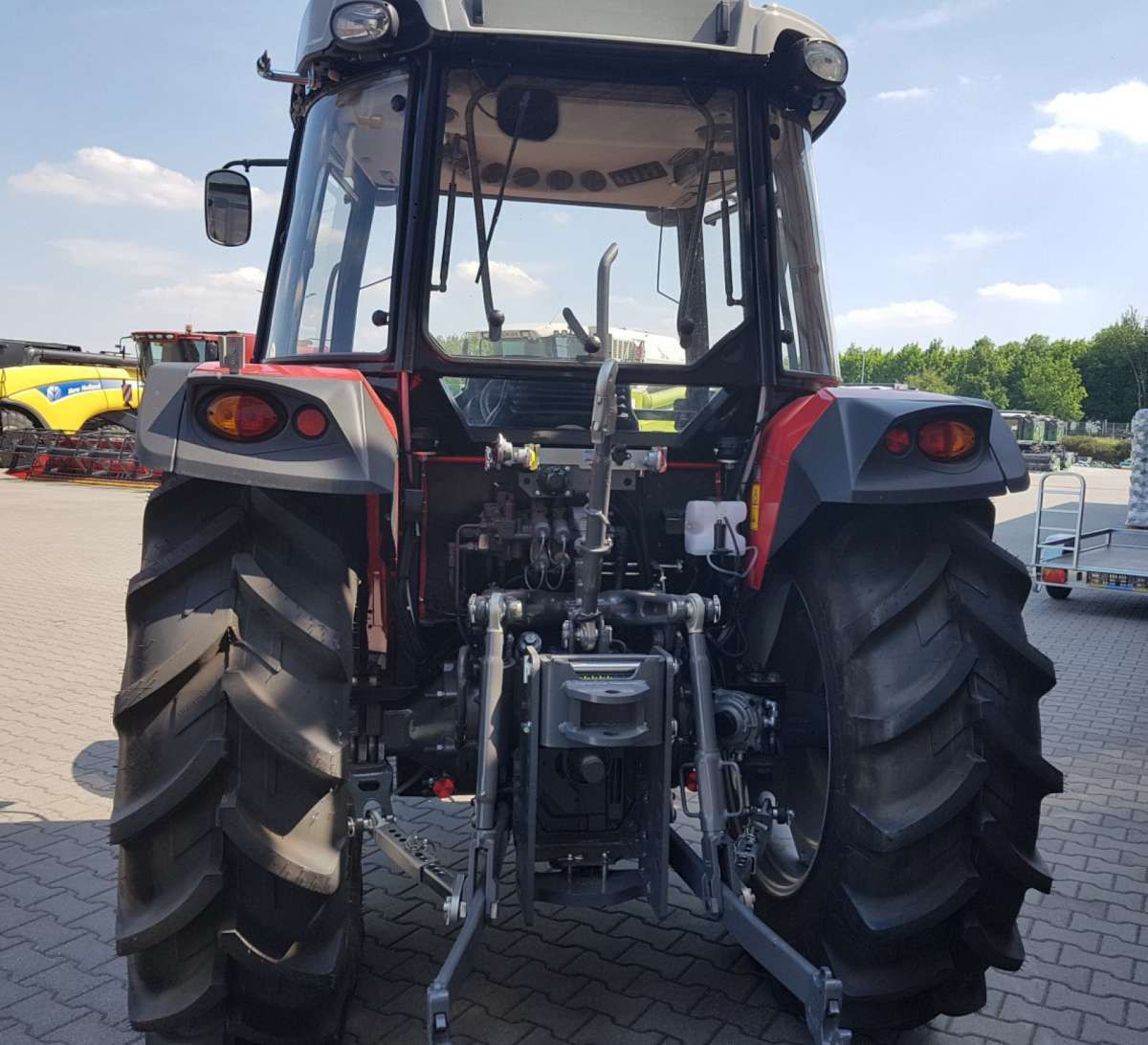 Praca w polu maszyny Massey Ferguson 4700 z pługiem