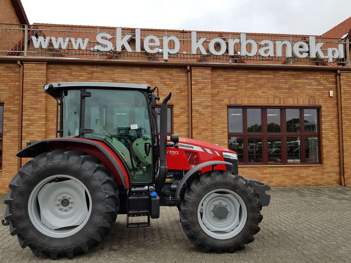 Ciągnik Rolniczy Massey Ferguson  w trakcie prac w oborze