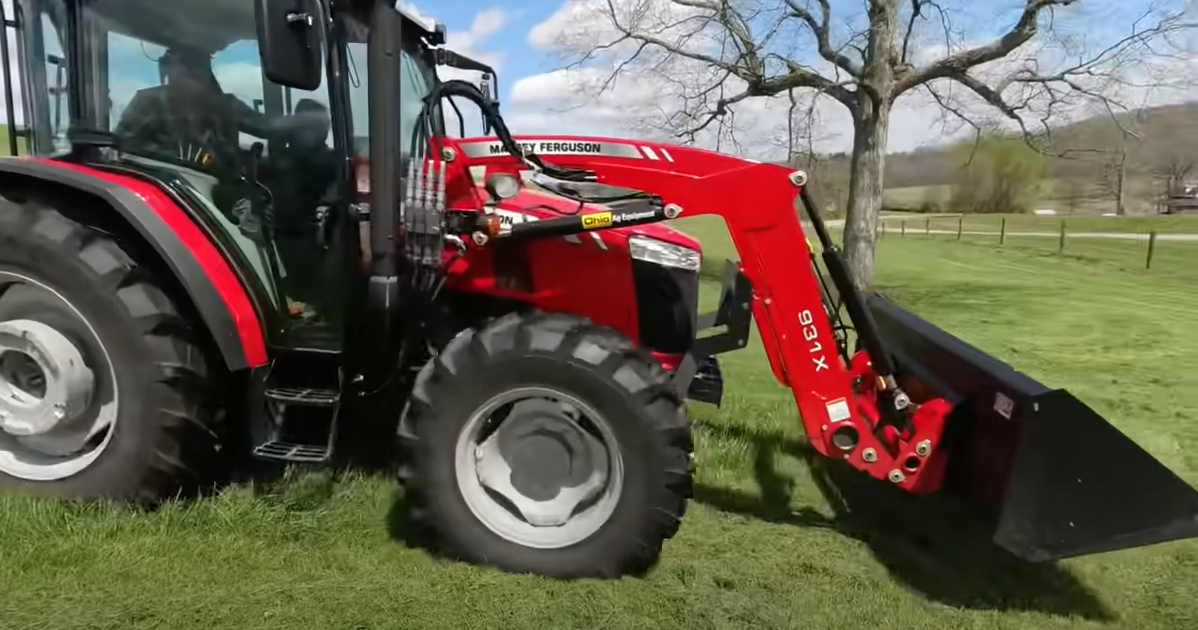 widok z prawej strony ładowacza czołowego i ciągnika rolniczego Massey Ferguson mocny trwały niezawodny