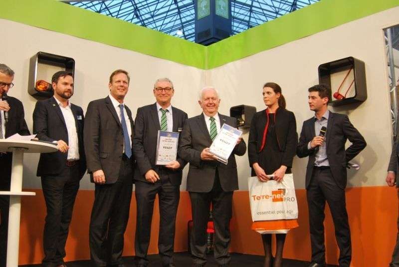 Fendt 300 prezentacja modelu Grupa ludzi na tle biało pomarańczowej ścianki podczas prezentacji ciągnika Fendt 300
