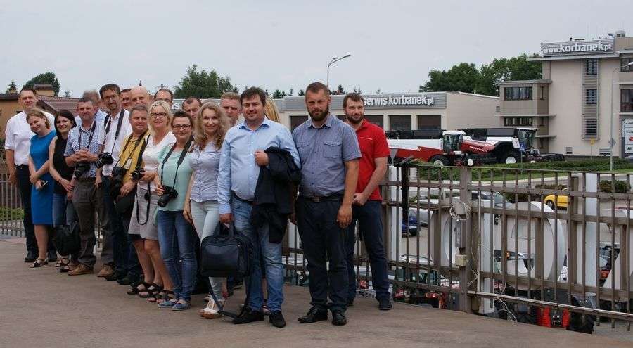 konferencja prasowa wspólne zdjęcie na tle budynków i maszyn firmy Korbanek