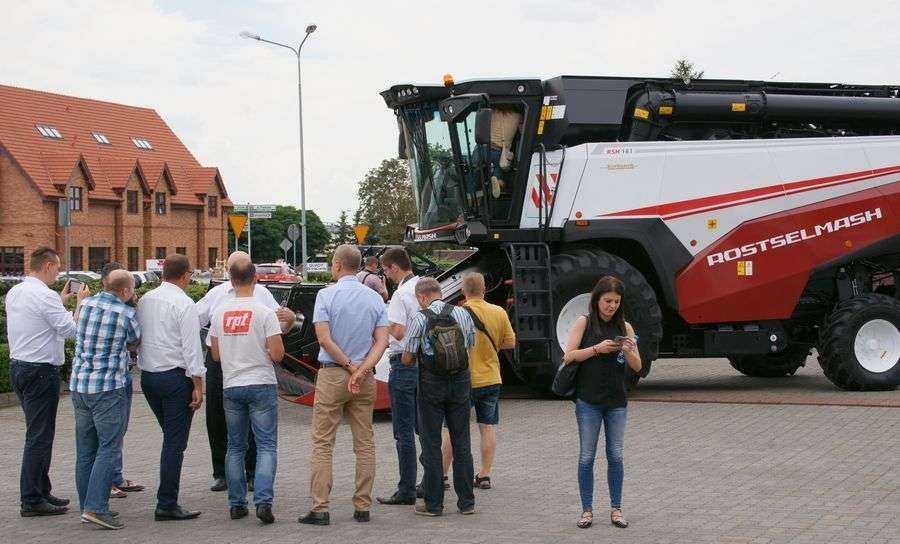 prezentacja kombajnów zbożowych Rostselmash w siedzibie firmy Korbanek konferencja prasowa