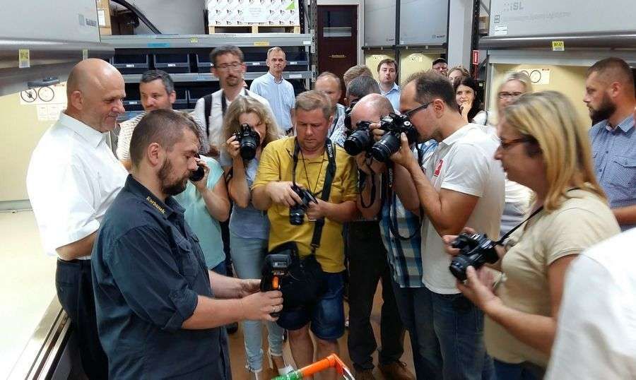 wizyta dziennikarzy w nowoczesnym magazynie części zamiennych firmy korbanek