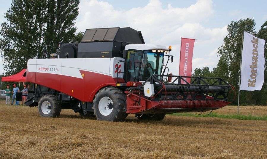 kombajn zbożowy Rostselmash Acros 595 Plus podczas pokazów polowych