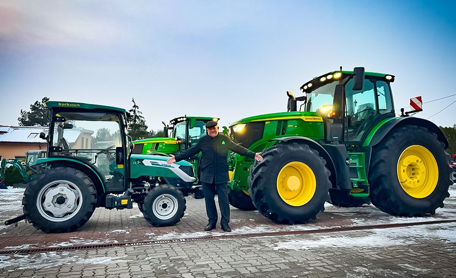 Paweł Korbanek prezentuje ciągniki John Deere i Arbos ze swojej oferty