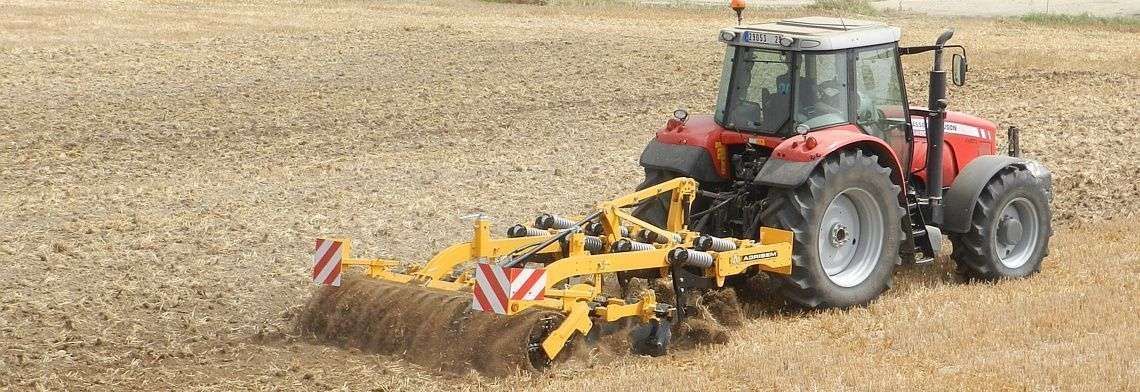Agregat zębowy typ Agromulch Silver firmy AGRISEM Agregat zębowy typ Agromulch Silver firmy AGRISEM pracuje na polu z ciągnikiem Massey Ferguson korbanek.pl