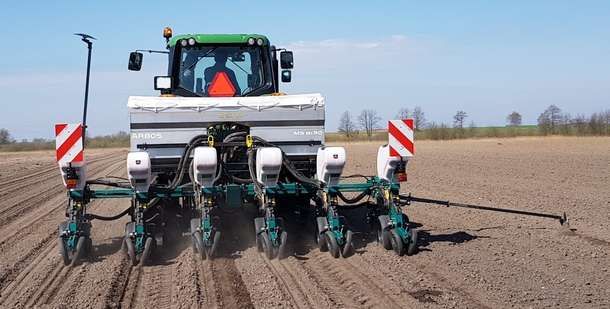 Siewnik punktowy ARBOS na ramie teleskopowej, z ciągnikiem John Deere siew kukurydzy