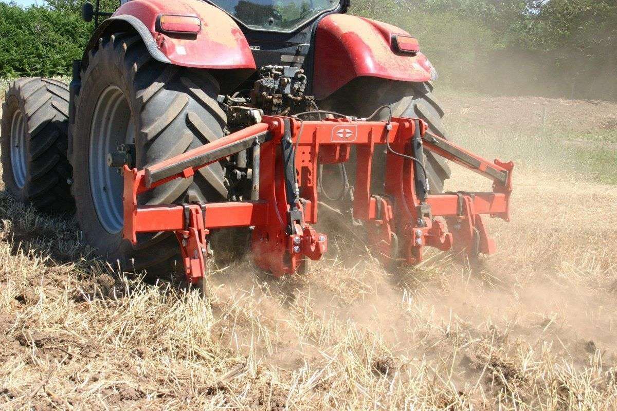 głębosz gregoire besson helios głębosz besson zaczepiony do traktora