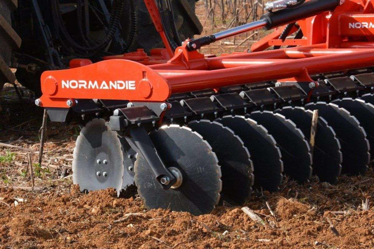 Agregat Gregoire Besson Normandie zdjęcie w przybliżeniu Maszyna z oferty korbanek.pl agregat talerzowy Gregoire Besson Normandie podczas talerzowania