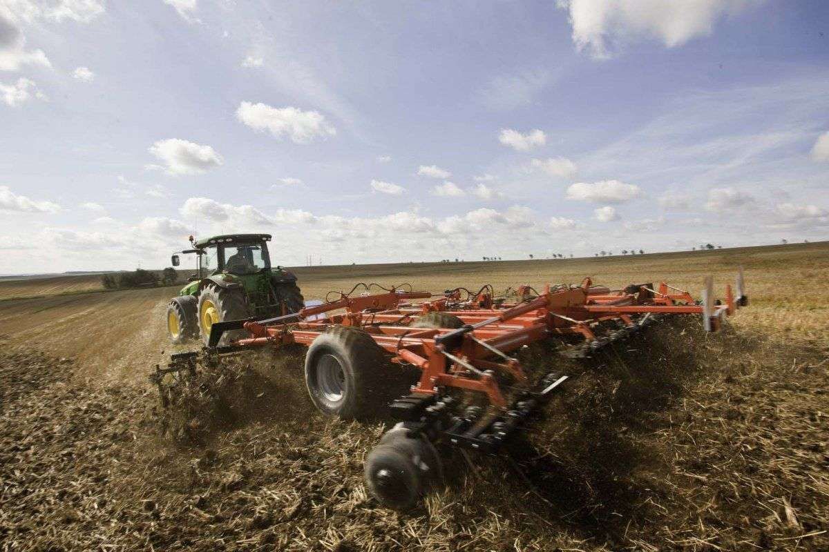 brona gregoire besson z ciągnikiem john deer gergoire besson brona xxl na polu ciągnięta przez traktor