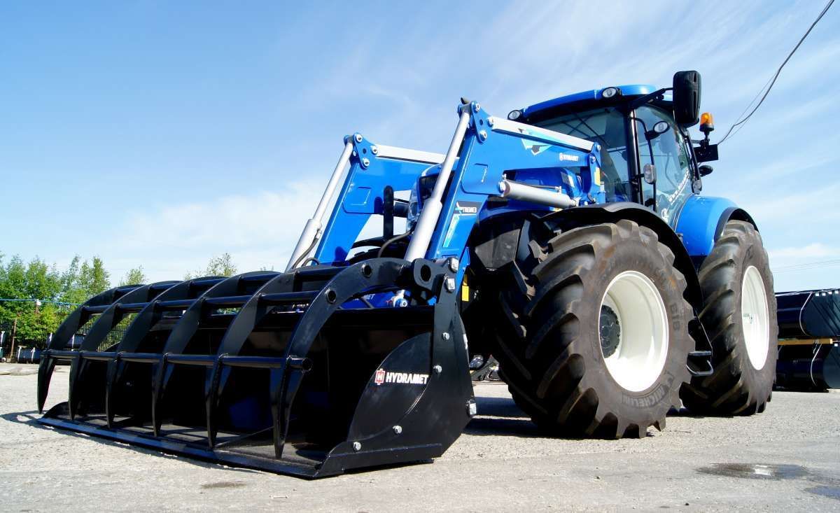 Ładowacz czołowy HYDRAMET Xtreme 3 na ciągniku rolniczym New Holland