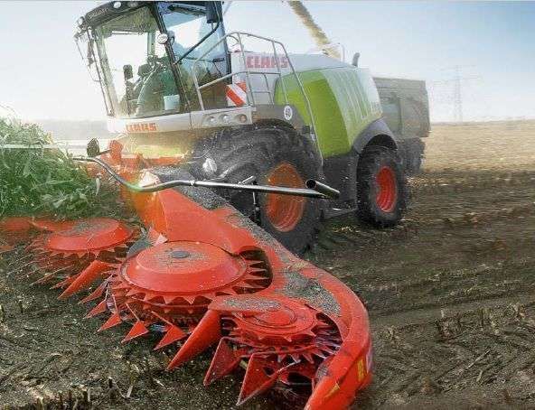 Przystawka Kemper podczas pracy z sieczkarnią Claas Bezrzędowa przystawka Kemper podczas zbioru plonów całą swoją szerokością roboczą
