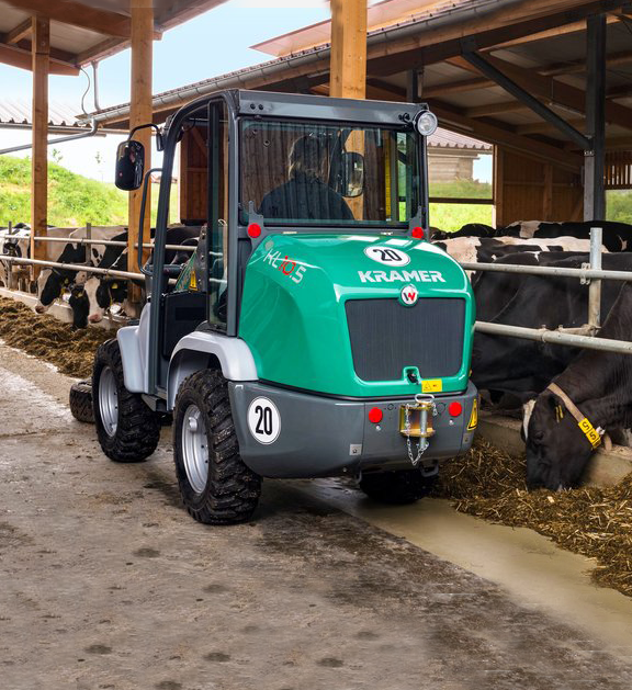 Ładowarka Kramer KL 10.5 pracująca w oborze Zielona ładowarka niemieckiego producenta Kramer seria KL 10.5