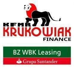 czarno czerwony lew napis krukowiak finance poniżej logo bz wbk leasing i grupy santander 