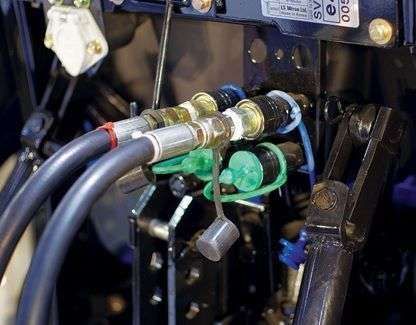 Szybkozłącza hydrauliczne w ciągnikach LS serii R Tylne wyjścia hydrauliczne w ciągnikach LS serii R