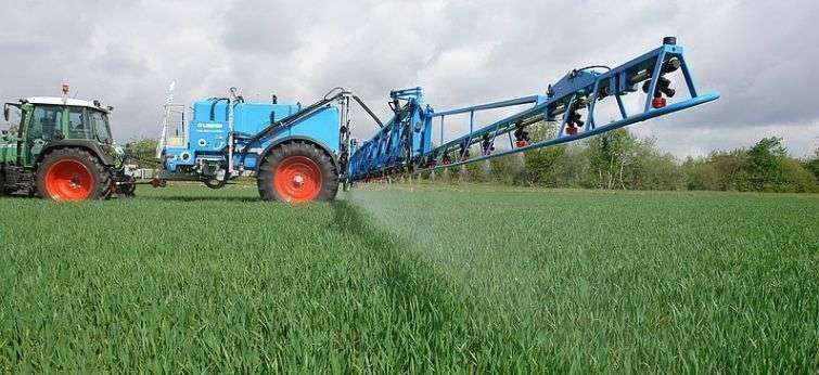 Opryskiwacz polowy zaczepiany firmy Lemken typ Albatros opryskiwacz lemken albatros z ciągnikiem Fendt podczas pracy