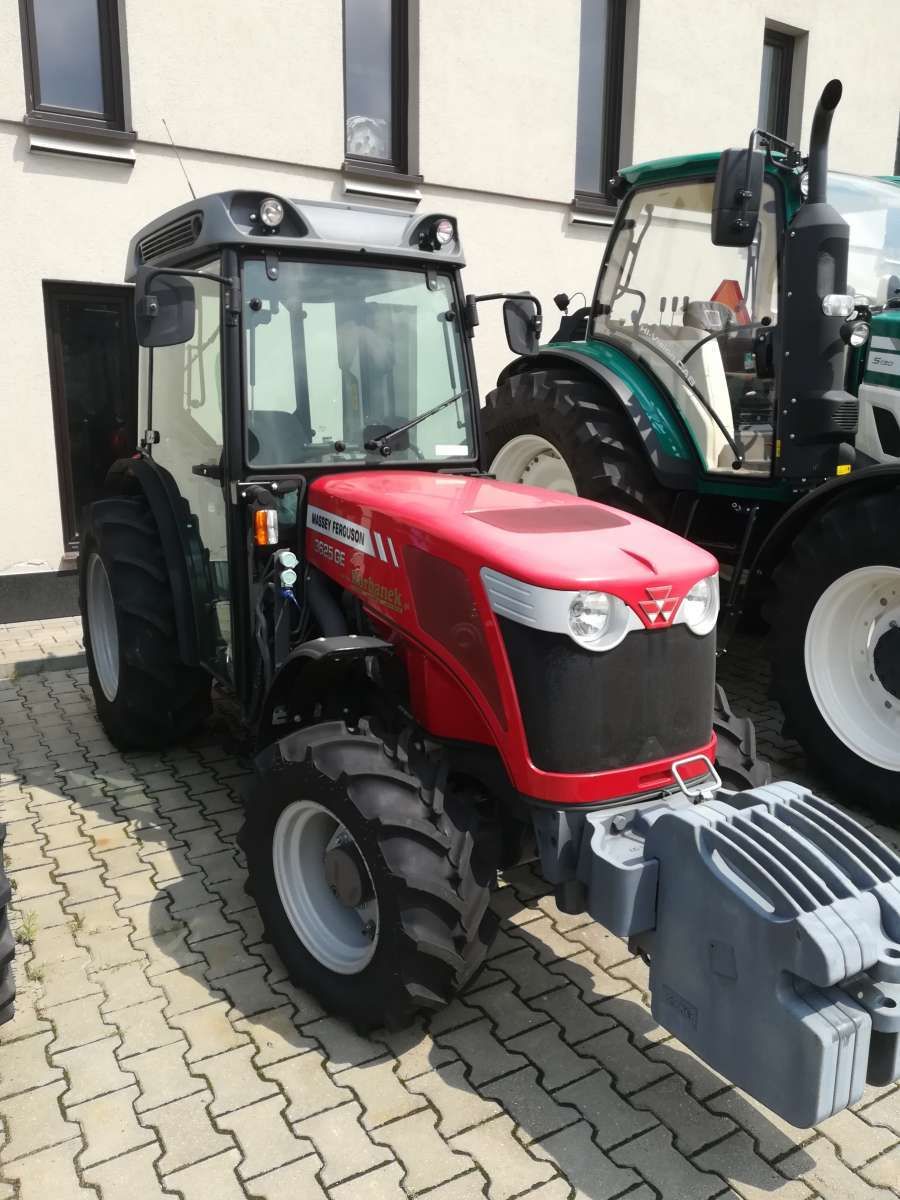 Zdjęcie Traktorów Massey Ferguson na placu firmy Korbanek