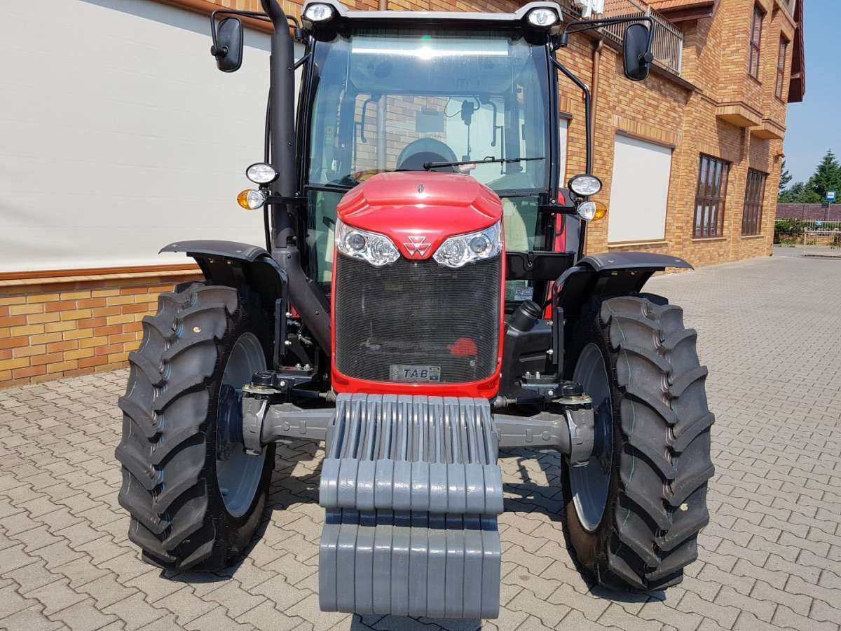 Massey Ferguson 4708 z obciążnikiem na tle korbanek