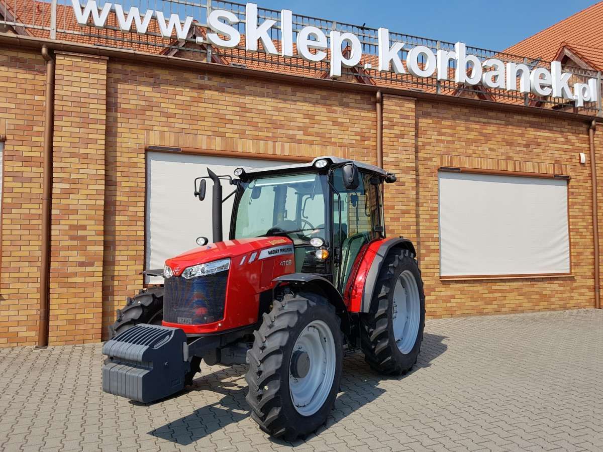 Massey Ferguson 4708 z obciążnikiem na tle korbanek