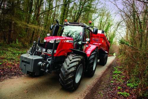 Ciągnik Massey Ferguson w trakcie transportu przyczepy rolniczej