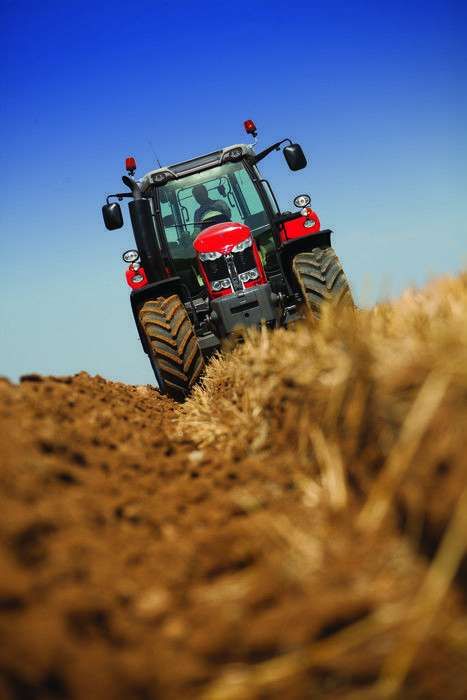 Massey Ferguson w trakcie pracy na polu 