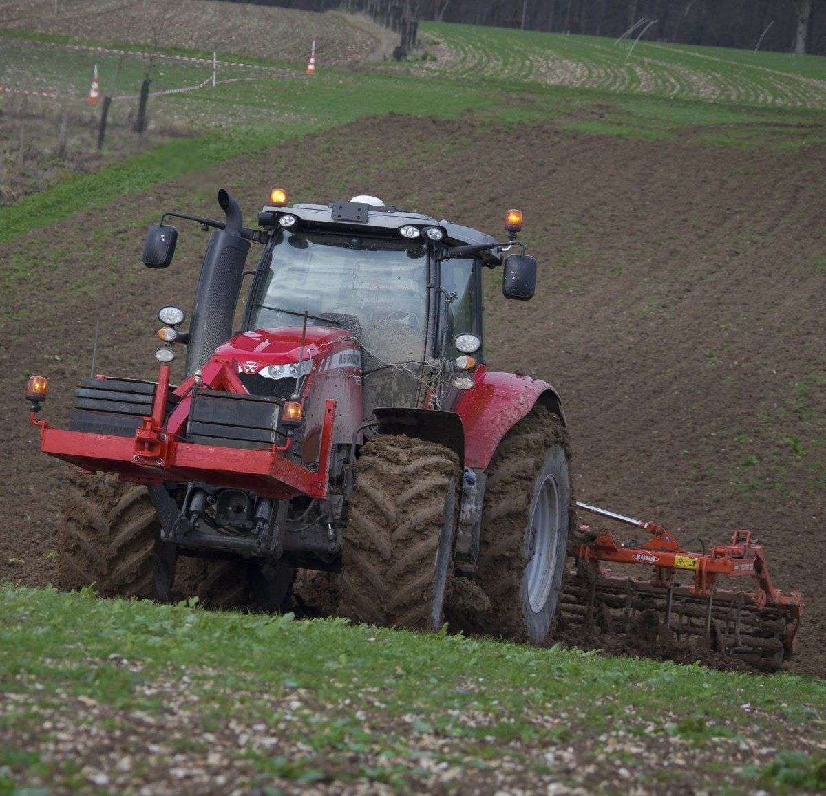 Ciągnik Massey z przednim TUZem i agregatem