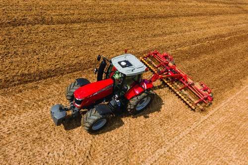 Ciągnik Massey Ferguson z agregatem w trakcie uprawy