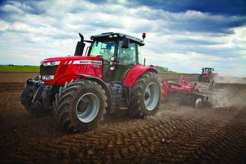 wydajność kontrola komfort w ciągnikach Massey Ferguson serii 7600 dwa ciągniki podczas prac polowych